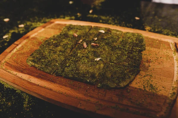 Türk tatlısı, kunafa, kaday fıstığı tozu ve peynirli sıcak yenilen tatlı