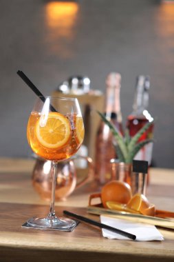 Lokantadaki masada alkol kokteyli.