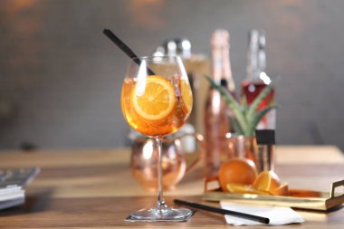 Lokantadaki masada alkol kokteyli.