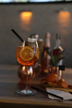 Lokantadaki masada alkol kokteyli.