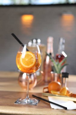 Lokantadaki masada alkol kokteyli.