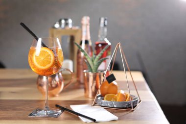 Lokantadaki masada alkol kokteyli.