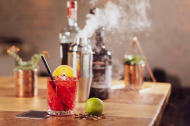 Lokantadaki masada alkol kokteyli.