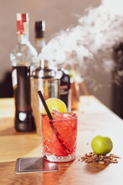 Lokantadaki masada alkol kokteyli.