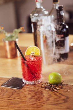 Lokantadaki masada alkol kokteyli.