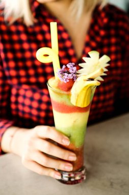 Lokantadaki masada alkol kokteyli.