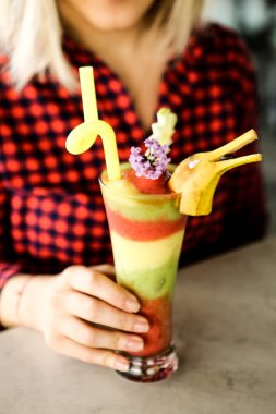 Lokantadaki masada alkol kokteyli.