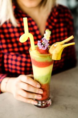 Lokantadaki masada alkol kokteyli.