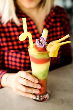 Lokantadaki masada alkol kokteyli.