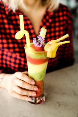 Lokantadaki masada alkol kokteyli.