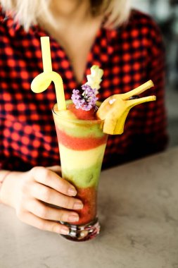 Lokantadaki masada alkol kokteyli.