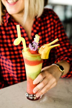 Lokantadaki masada alkol kokteyli.