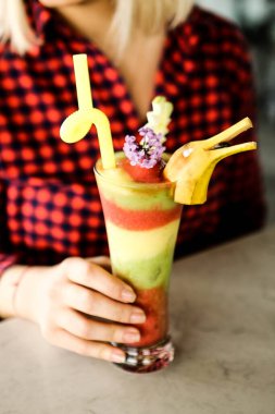 Lokantadaki masada alkol kokteyli.