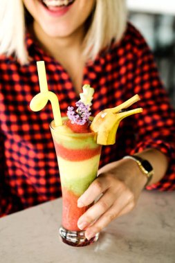 Lokantadaki masada alkol kokteyli.