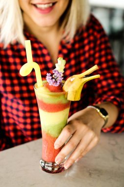 Lokantadaki masada alkol kokteyli.