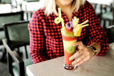 Lokantadaki masada alkol kokteyli.