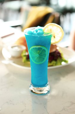 Lokantadaki masada alkol kokteyli.