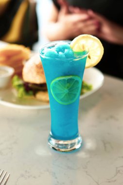 Lokantadaki masada alkol kokteyli.