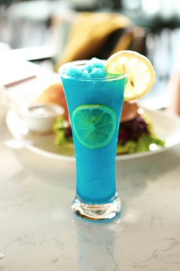 Lokantadaki masada alkol kokteyli.