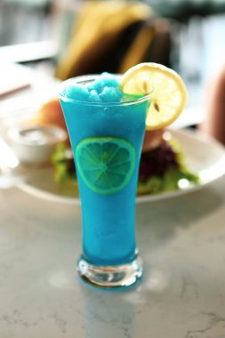 Lokantadaki masada alkol kokteyli.