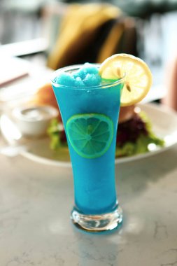 Lokantadaki masada alkol kokteyli.