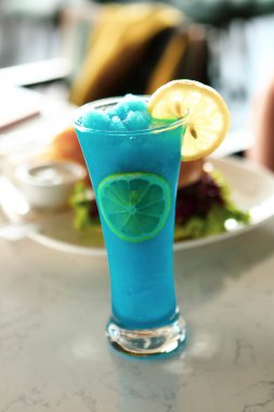 Lokantadaki masada alkol kokteyli.