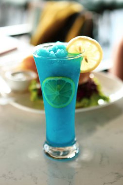 Lokantadaki masada alkol kokteyli.