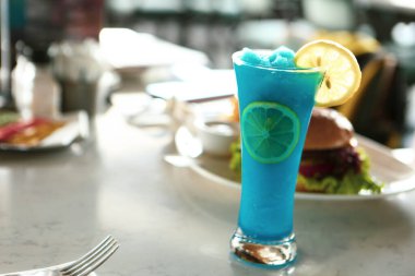 Lokantadaki masada alkol kokteyli.