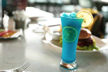 Lokantadaki masada alkol kokteyli.