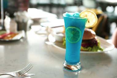 Lokantadaki masada alkol kokteyli.