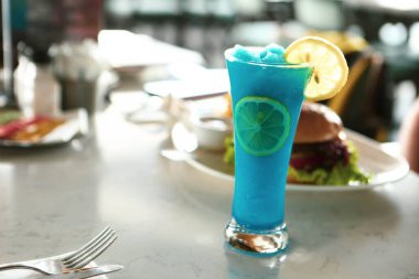 Lokantadaki masada alkol kokteyli.