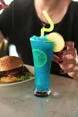 Lokantadaki masada alkol kokteyli.