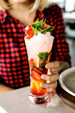 Lokantadaki masada alkol kokteyli.