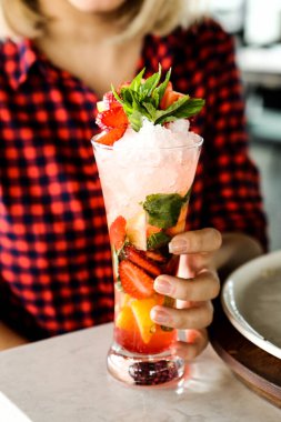 Lokantadaki masada alkol kokteyli.