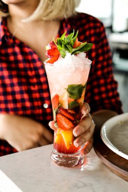 Lokantadaki masada alkol kokteyli.