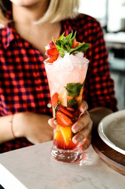 Lokantadaki masada alkol kokteyli.