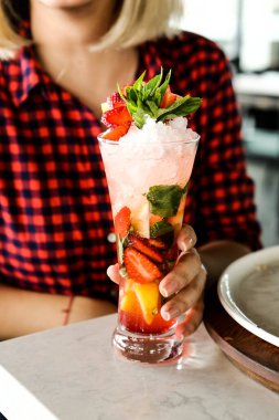 Lokantadaki masada alkol kokteyli.