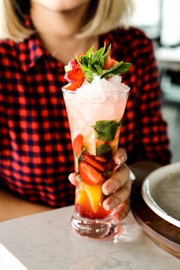 Lokantadaki masada alkol kokteyli.