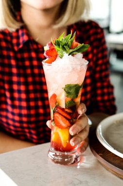 Lokantadaki masada alkol kokteyli.