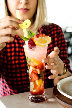 Lokantadaki masada alkol kokteyli.