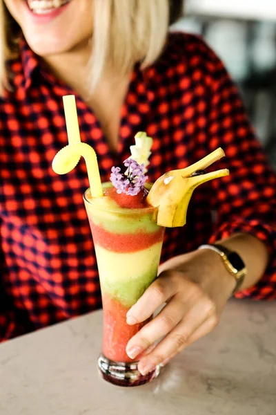 Lokantadaki masada alkol kokteyli.