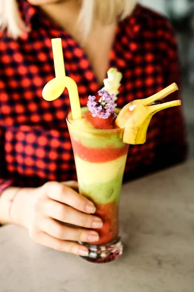 Lokantadaki masada alkol kokteyli.