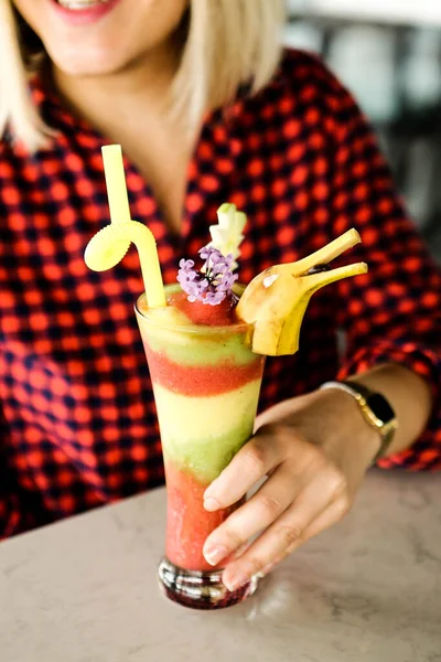 Lokantadaki masada alkol kokteyli.