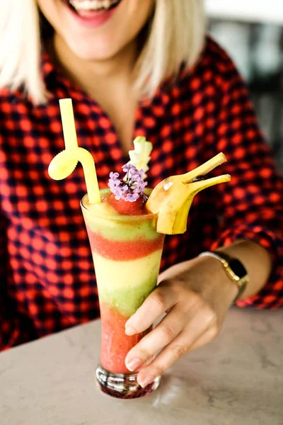 Lokantadaki masada alkol kokteyli.