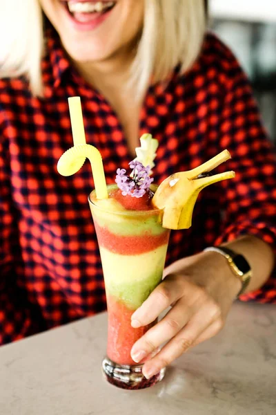 Lokantadaki masada alkol kokteyli.