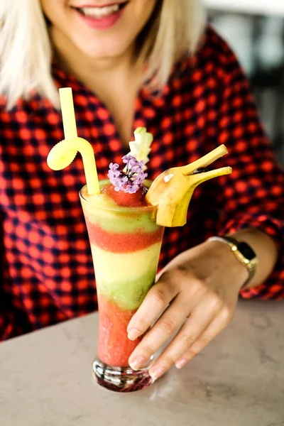 Lokantadaki masada alkol kokteyli.