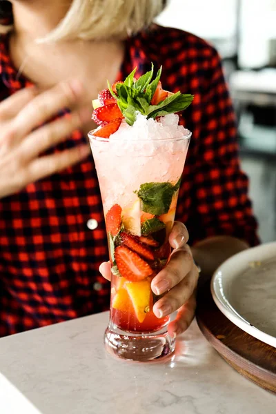 Lokantadaki masada alkol kokteyli.