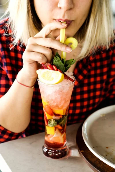 Alkoholdrinkar Bordet Restaurang — Stockfoto