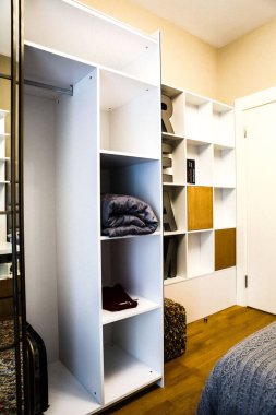 Rahat yatak odasında modern tasarım iç