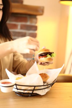 Taze sebzeli ev yapımı hamburger.